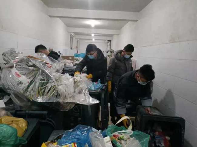 舍友翻垃圾站2小时帮女生找回金耳钉